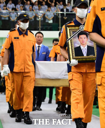 [TF포토] '고이 잠드소서'…김포대교 순직 소방관 영결식