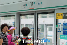 [TF포토기획] 40도 한증막 승강장, 열차는 언제?…사람 잡는 경의중앙선