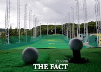 [TF포토] 태풍 피해 막아라 그물망 내린 골프 연습장