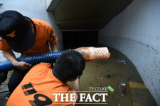 [TF포토] 대전·충남 기록적 폭우, 물폭탄 맞은 지하주차장