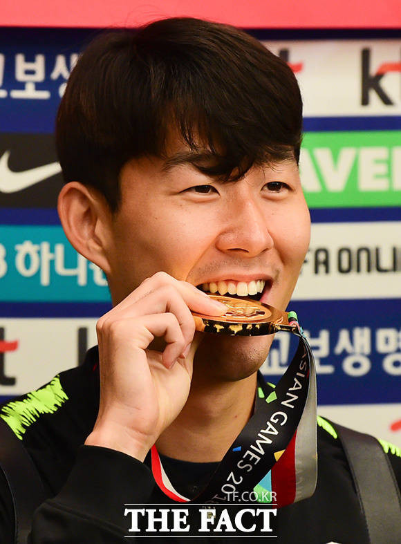 손흥민, 메달 목에 못 걸어… UEFA 유로파리그 우승 트로피 수여식 논란