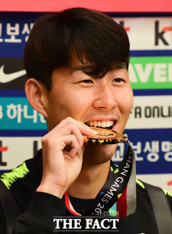 손흥민, 메달 목에 못 걸어… UEFA 유로파리그 우승 트로피 수여식 논란