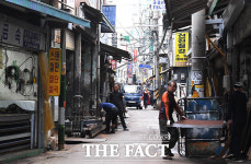 [TF사진관] 을지로 공구상가, 삼겹살 한 점에 잠시 잊는 추석의 시름