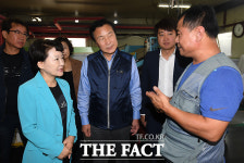 [TF포토] 세탁 공장 체험하는 손학규 대표