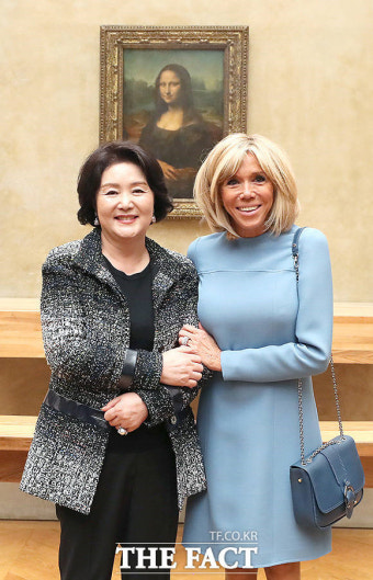 [TF포토] 김정숙-브리지트 마크롱, 루브르 찾아 '팔짱외교'