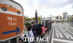 [TF포토] 택시 24시간 파업, 썰렁한 택시승강장...시민들은 ‘발동동’