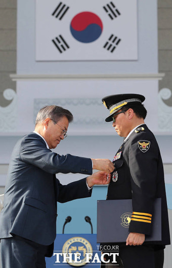 [TF포토] '경찰영웅' 유공 포상하는 문재인 대통령