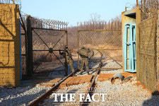 [TF포토] 비무장지대 통문 통과하는 남북공동철도조사단 열차