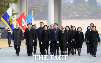 [TF포토] 현충원 참배하는 나경원 자유한국당 원내대표