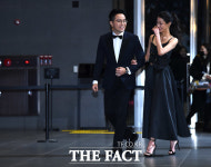 [TF포토] 신영수-한고은, '조금은 낯선 포토타임'