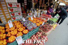 [TF포토] 설 연휴 첫날…북적이는 전통시장