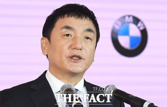 [TF포토] 도이치모터스, 박항서 감독에 BMW X4 차량 후원