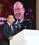 [TF포토] 도이치모터스, 박항서 감독에 BMW X4 차량 후원