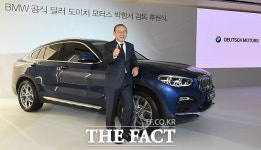 [TF포토] 도이치모터스, 박항서 감독에 BMW X4 차량 후원