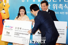 [TF포토] 오정해-이낙연 광주 세계수영선수권대회 홍보대사 위촉