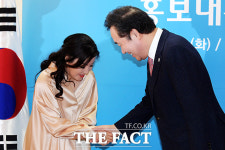 [TF포토] 오정해-이낙연 광주 세계수영선수권대회 홍보대사 위촉