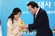 [TF포토] 오정해-이낙연 광주 세계수영선수권대회 홍보대사 위촉