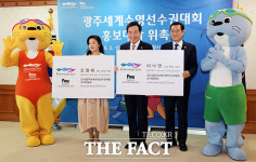 [TF포토] 오정해-이낙연 광주 세계수영선수권대회 홍보대사 위촉
