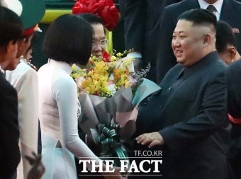 [2차 북미정상회담] 김정은 위원장에 꽃다발 건넨 베트남 학생은 누구?