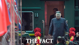 [TF포토] 세기의 회담, 막 올랐다...베트남 동당역 도착한 김정은 위원장