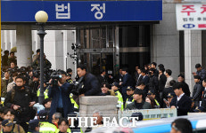 [TF포토] 전두환 도착 전 통제되는 광주지방법원 입구