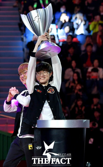 [TF포토] SKT T1, 롤챔스 우승…트로피 든 '페이커' 이상혁