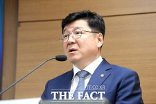 [TF포토] 변호사 개업 제한 심포지엄에 참석한 이찬희 대한변협 회장