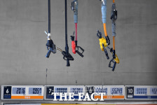 [TF포토] 유류세 인하폭 감소... 한산해진 주유소