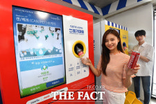 [TF포토] 코카콜라, 재활용하면 포인트 주는 쓰레기 마트 개점