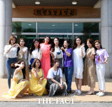 [TF포토] 백령도 어르신들과 즐거운 시간 보내는 미스트롯 멤버들