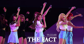[TF포토] 모모랜드, 광주수영대회 엄지 척!