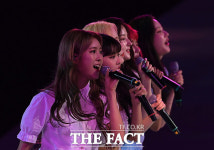 [TF포토] 모모랜드, 광주수영대회 엄지 척!