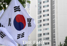 [TF사진관] '제헌절, 국경일 맞아?' 태극기는 울고 싶다