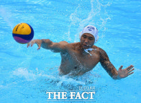 [TF포토] 감동적인 첫 승리!...환호하는 남자 수구 대표팀