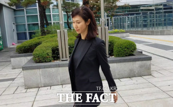 [TF현장] '담담한' 노소영 관장, 남편 최태원 이혼 소송 2차 공판 출석