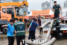 [TF포토] 펌프 장비 투입되는 목동 빗물펌프장