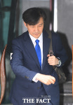 [TF포토] 담담한 표정으로 자택 나서는 조국 후보자