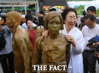 [TF포토] '소녀상 어깨 잡아주는 이용수 할머니'