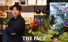  [열정은 性이 없다③] 행복 한 다발 안겨주는 꽃을 든 남자