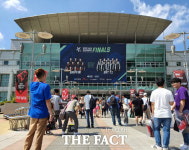 [2019 LCK 서머] 3000명 몰린 화정체육관…그리핀·SKT 선수 결승 준비 완료