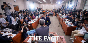 [TF포토] 인사청문회서 선서하는 조국