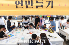 [TF포토] 보고 먹고 체험하고!…한옥마을에서 즐기는 한가위
