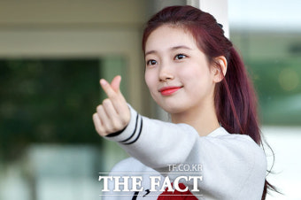 [TF포토] 수지, '팬들 심장 튕기는 손하트'