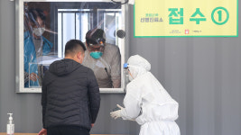 'Walk-Thru' COVID-19 test center at Jamsil Sports Complex