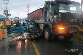 태안서 승합차-덤프트럭 추돌…2명 사망 5명 부상