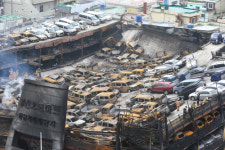 부산 자동차매매단지 화재… 차량 570여대 전소