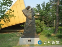 조각가 민복진 씨, 동대문구에 작품기증