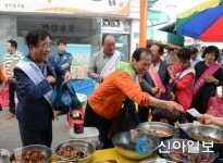 다미뷰티철원지사 | 신철원시장서 물건값 치르는 최문순 강원도지사