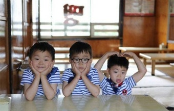 송일국, 대한 민국 만세 '삼둥이' 근황 공개… 꽃받침 애교 폭발