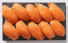 국내 양식 연어로 만든 초밥 판다